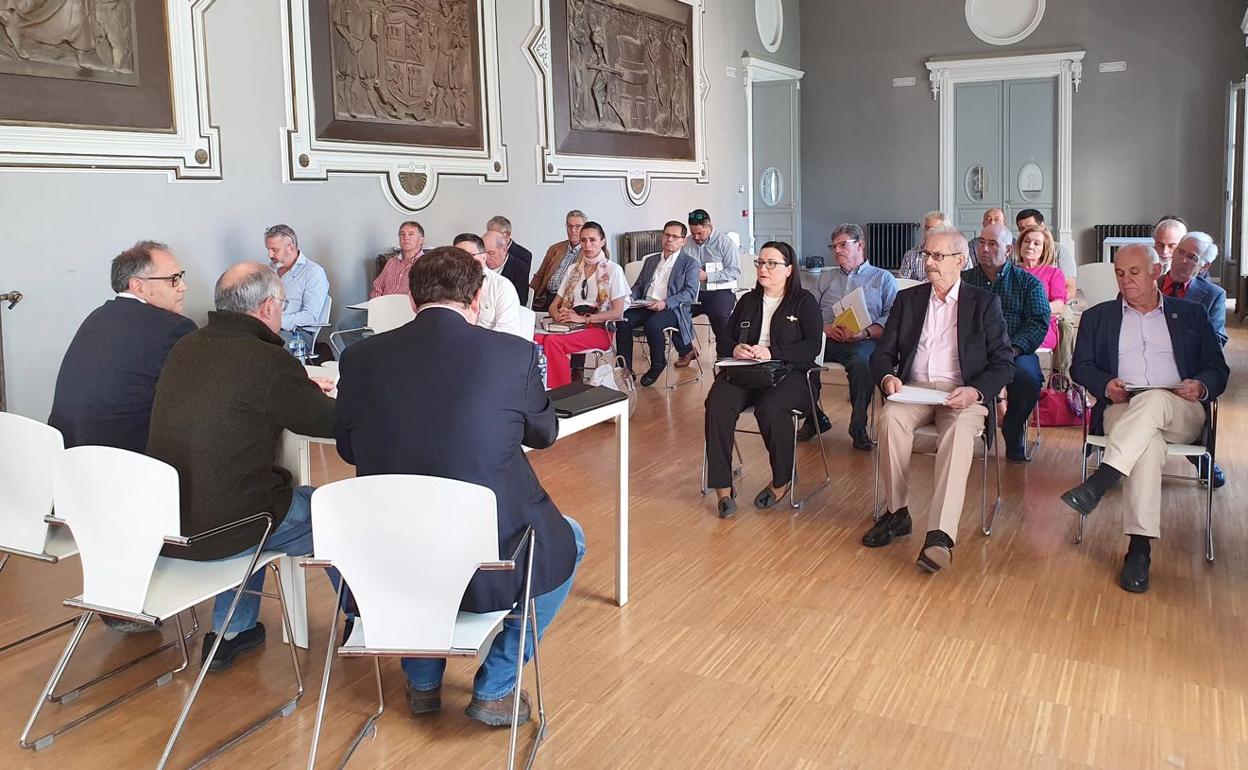 Un instante de la reunión mantenida por los representantes de las juntas.