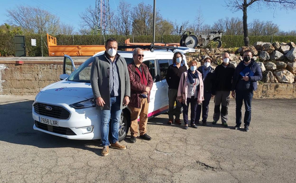 Imagen de representantes del Servicio de Desarrollo Rural de la Diputación de León, junto a la nueva furgoneta adquirida por la institución provincial. 