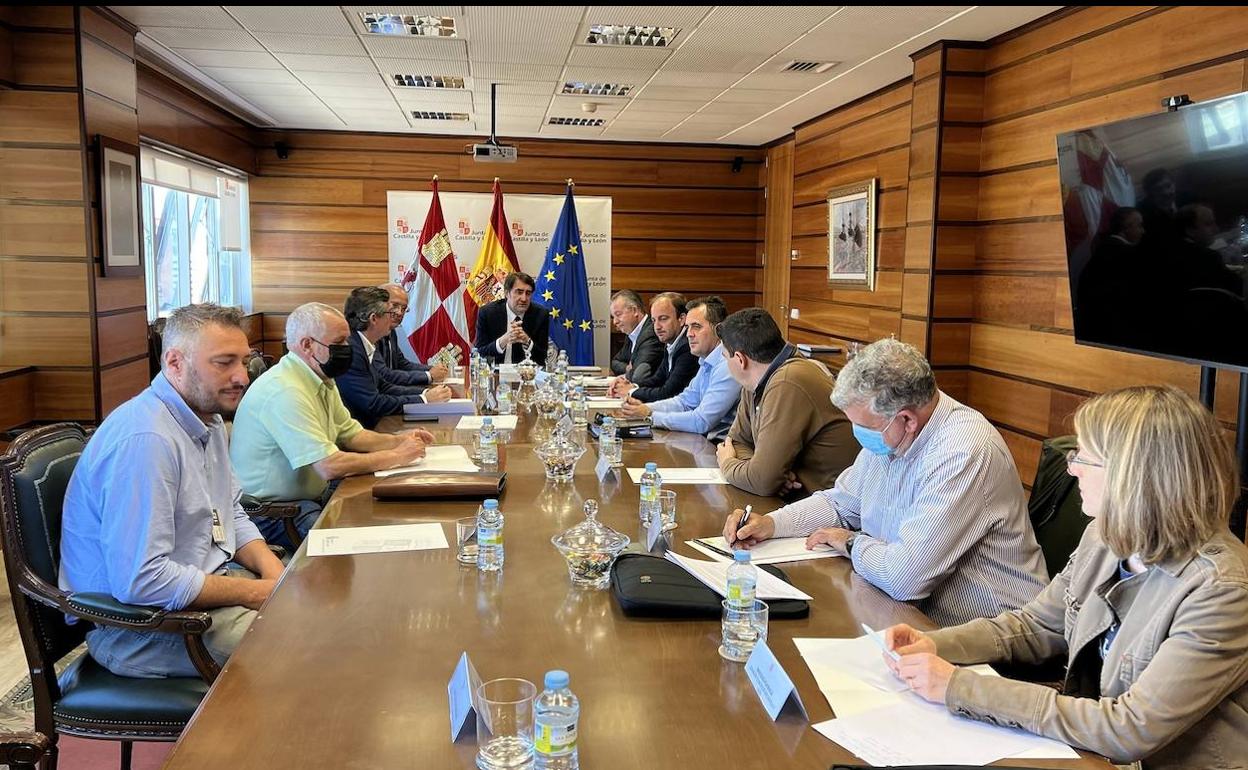 Un momento de la reunión del consejero con los representantes de las organizaciones agrarias. 