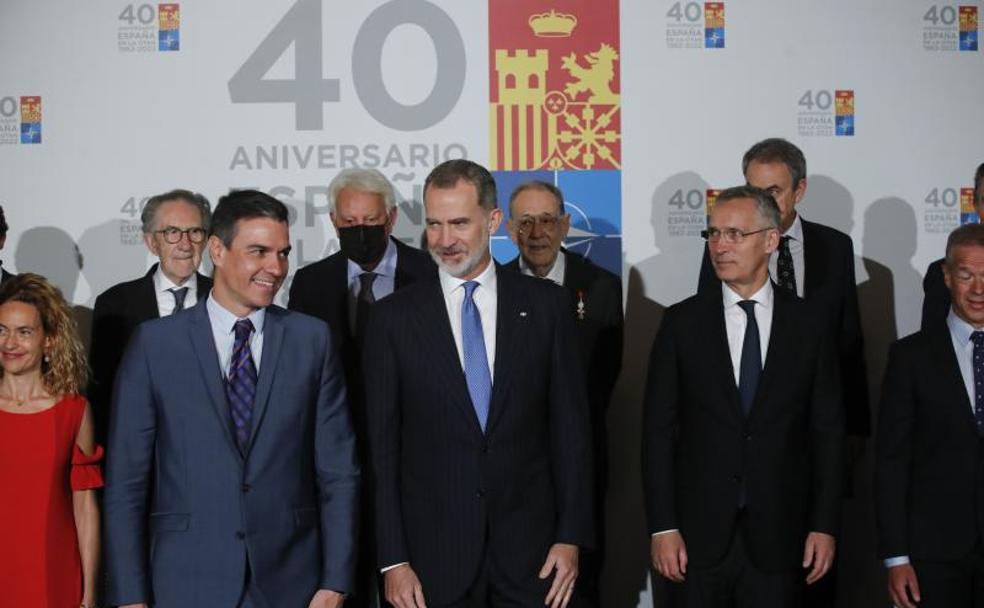 El secretario general de la OTAN, Jens Stoltenberg junto con el presidente del Gobierno, Pedro Sánchez, y el rey Felipe VI.