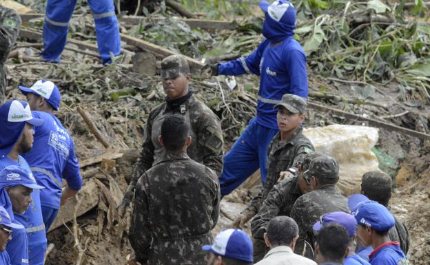 Los equipos de rescate buscan supervivientes de las riadas en Brasil.