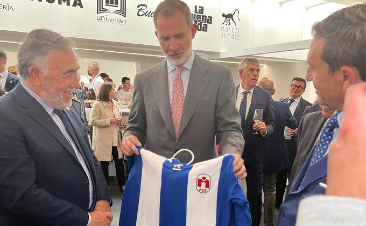 Felipe VI también se 'viste' del centenario de la Deportiva