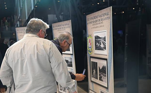 Congresistas observando imágenes de archivo del Congreso Nacional de Regantes en León. 