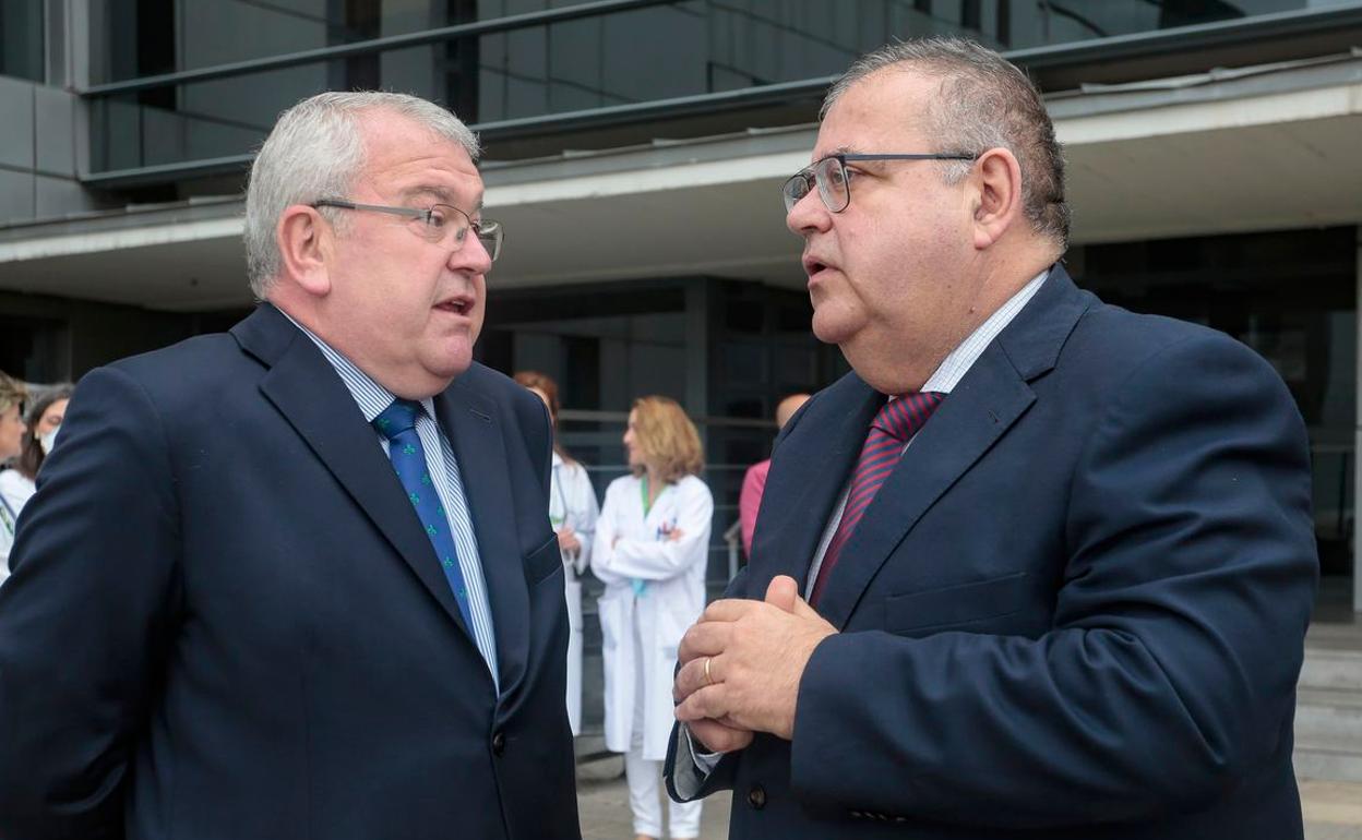 El consejero de Sanidad, junto a Hevia, este martes en el Hospital de León. 