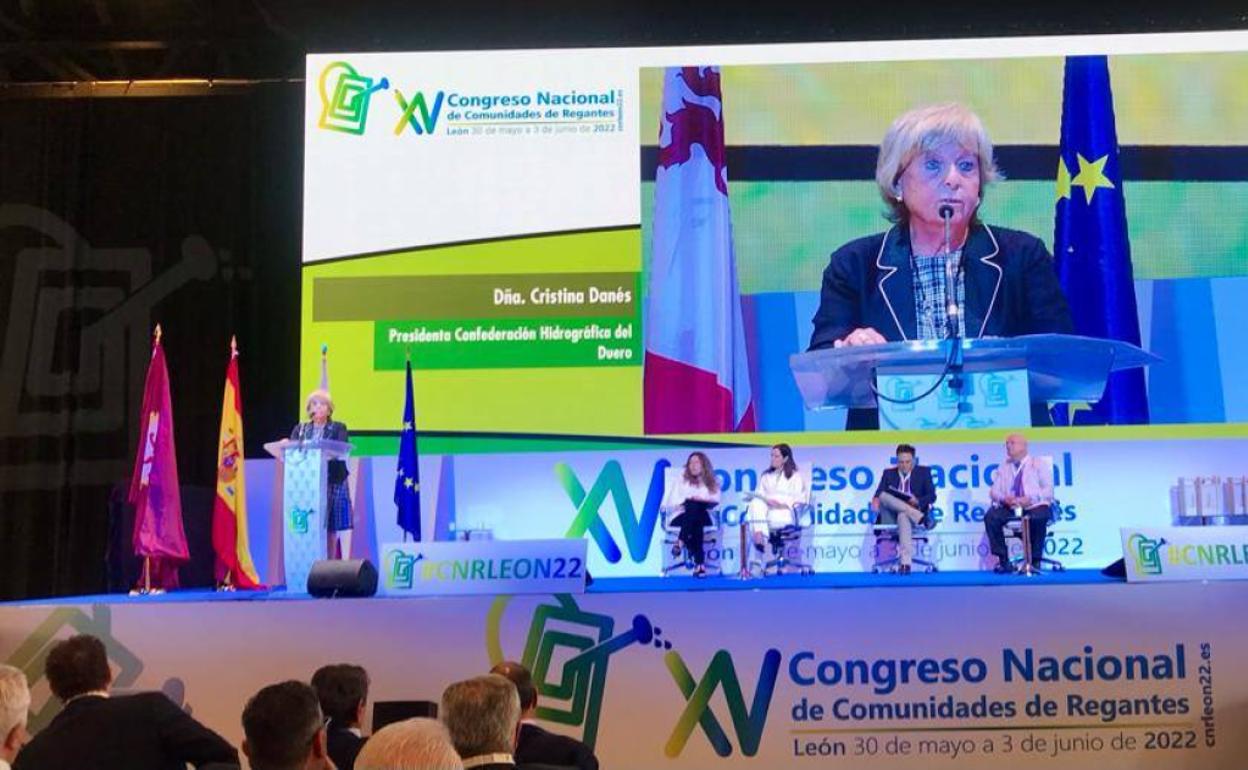 Cristina Danés, presidenta de la CHD, interviene en el Congreso Nacional de Comunidades de Regantes que se celebra en León.