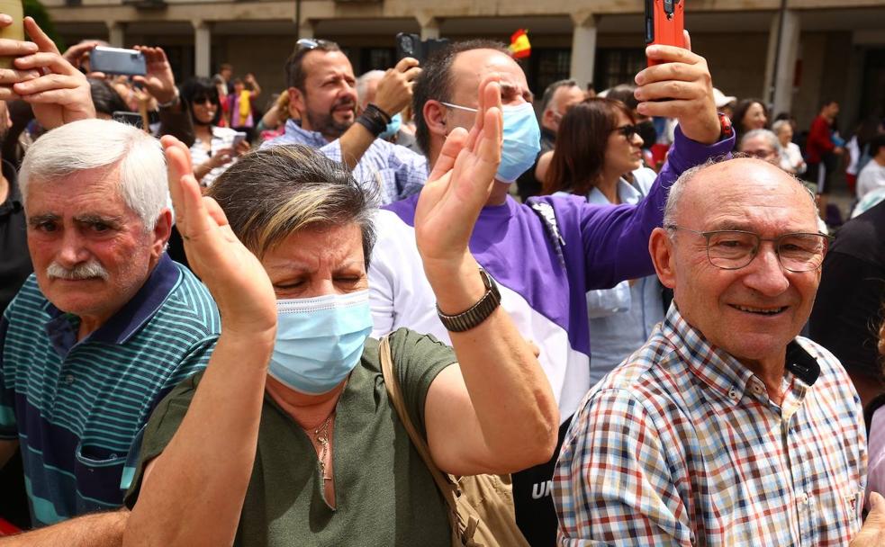 Felipe VI, este martes, a las puertas del Ayuntamiento de Ponferrada saludando a los vecinos de la capital berciana. 
