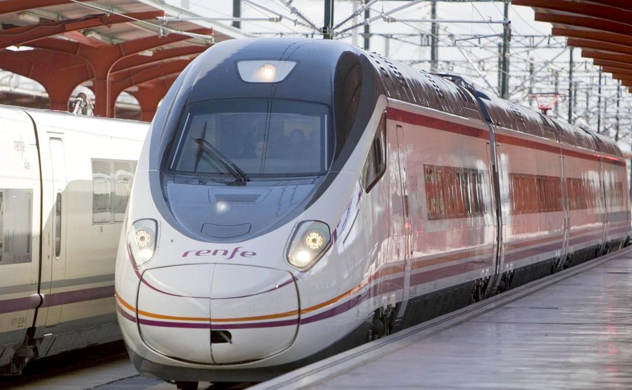 Imagen de archivo de un tren Avant a su llegada a la estación de León.