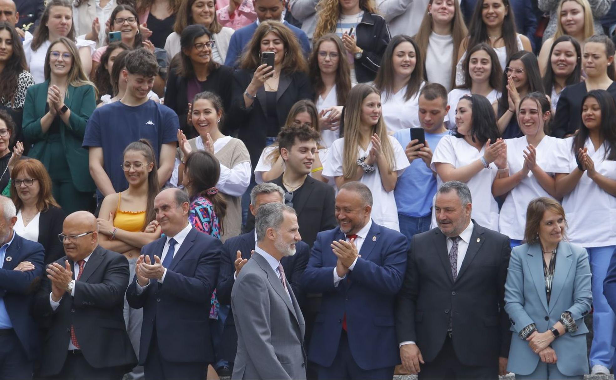 Felipe VI, este martes, a su llegada al Campus del Bierzo, posa junto al resto de autoridades. 