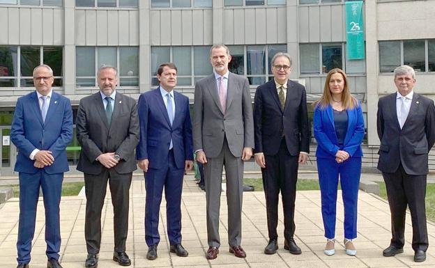 Galería. Felipe VI, este martes, en la traficional foto de familia a su llegada a El Bierzo. 