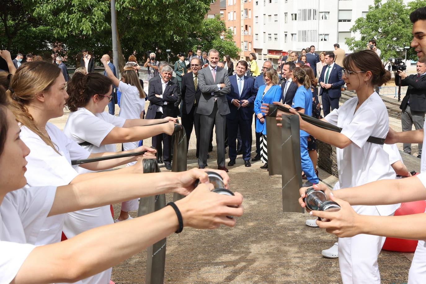 El rey Felipe VI recibió hoy un caluroso baño de multitudes en su visita a Ponferrada, donde cientos de personas se agolparon en la plaza del Ayuntamiento para saludar al monarca a su entrada al Consistorio. Entre aplausos y vivas a la Corona y acompañado, entre otros, por el ministro de Universidades, Joan Subirats, y por el presidente de la Junta, Alfonso Fernández Mañueco, Felipe VI se acercó a estrechar las manos de los congregados antes de estampar su rúbrica en el Libro de Honor del Consistorio. Estas son las fotos inéditas de la visita, las realizadas por el fotógrafo de la Casa Real. 