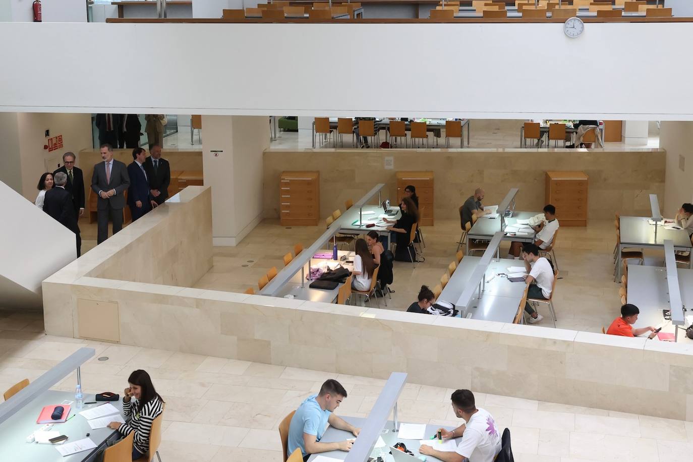 El rey Felipe VI recibió hoy un caluroso baño de multitudes en su visita a Ponferrada, donde cientos de personas se agolparon en la plaza del Ayuntamiento para saludar al monarca a su entrada al Consistorio. Entre aplausos y vivas a la Corona y acompañado, entre otros, por el ministro de Universidades, Joan Subirats, y por el presidente de la Junta, Alfonso Fernández Mañueco, Felipe VI se acercó a estrechar las manos de los congregados antes de estampar su rúbrica en el Libro de Honor del Consistorio. Estas son las fotos inéditas de la visita, las realizadas por el fotógrafo de la Casa Real. 