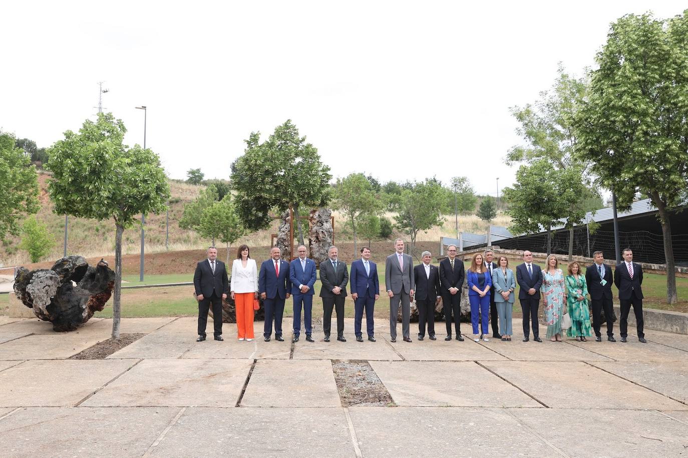 El rey Felipe VI recibió hoy un caluroso baño de multitudes en su visita a Ponferrada, donde cientos de personas se agolparon en la plaza del Ayuntamiento para saludar al monarca a su entrada al Consistorio. Entre aplausos y vivas a la Corona y acompañado, entre otros, por el ministro de Universidades, Joan Subirats, y por el presidente de la Junta, Alfonso Fernández Mañueco, Felipe VI se acercó a estrechar las manos de los congregados antes de estampar su rúbrica en el Libro de Honor del Consistorio. Estas son las fotos inéditas de la visita, las realizadas por el fotógrafo de la Casa Real. 