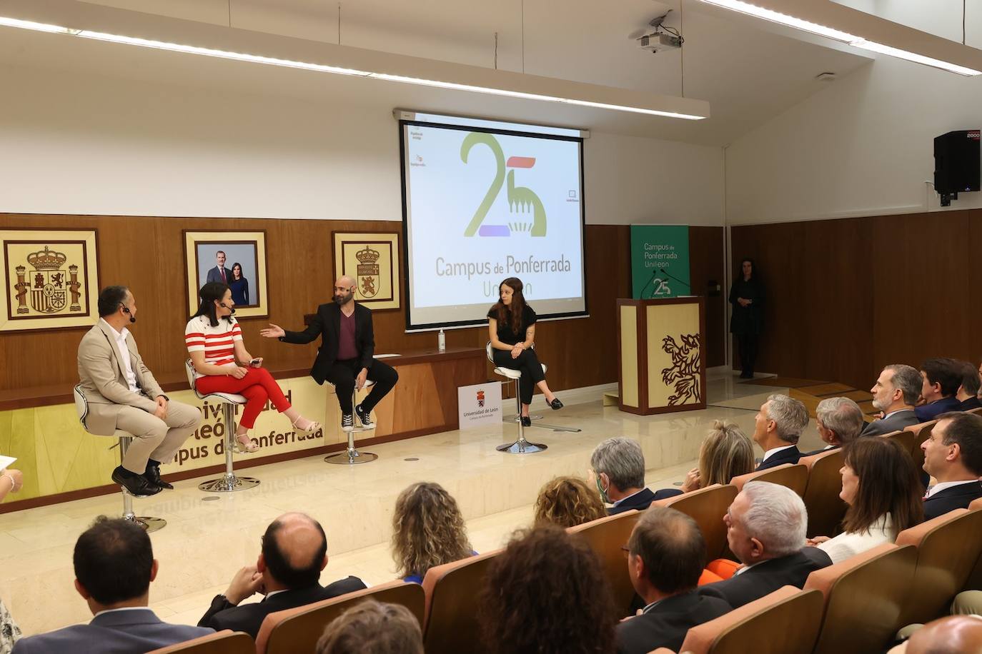 El rey Felipe VI recibió hoy un caluroso baño de multitudes en su visita a Ponferrada, donde cientos de personas se agolparon en la plaza del Ayuntamiento para saludar al monarca a su entrada al Consistorio. Entre aplausos y vivas a la Corona y acompañado, entre otros, por el ministro de Universidades, Joan Subirats, y por el presidente de la Junta, Alfonso Fernández Mañueco, Felipe VI se acercó a estrechar las manos de los congregados antes de estampar su rúbrica en el Libro de Honor del Consistorio. Estas son las fotos inéditas de la visita, las realizadas por el fotógrafo de la Casa Real. 