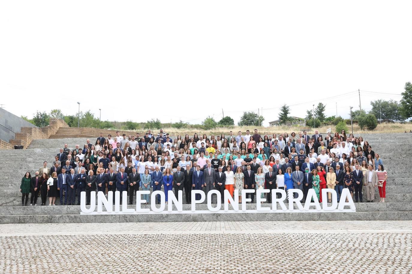 El rey Felipe VI recibió hoy un caluroso baño de multitudes en su visita a Ponferrada, donde cientos de personas se agolparon en la plaza del Ayuntamiento para saludar al monarca a su entrada al Consistorio. Entre aplausos y vivas a la Corona y acompañado, entre otros, por el ministro de Universidades, Joan Subirats, y por el presidente de la Junta, Alfonso Fernández Mañueco, Felipe VI se acercó a estrechar las manos de los congregados antes de estampar su rúbrica en el Libro de Honor del Consistorio. Estas son las fotos inéditas de la visita, las realizadas por el fotógrafo de la Casa Real. 