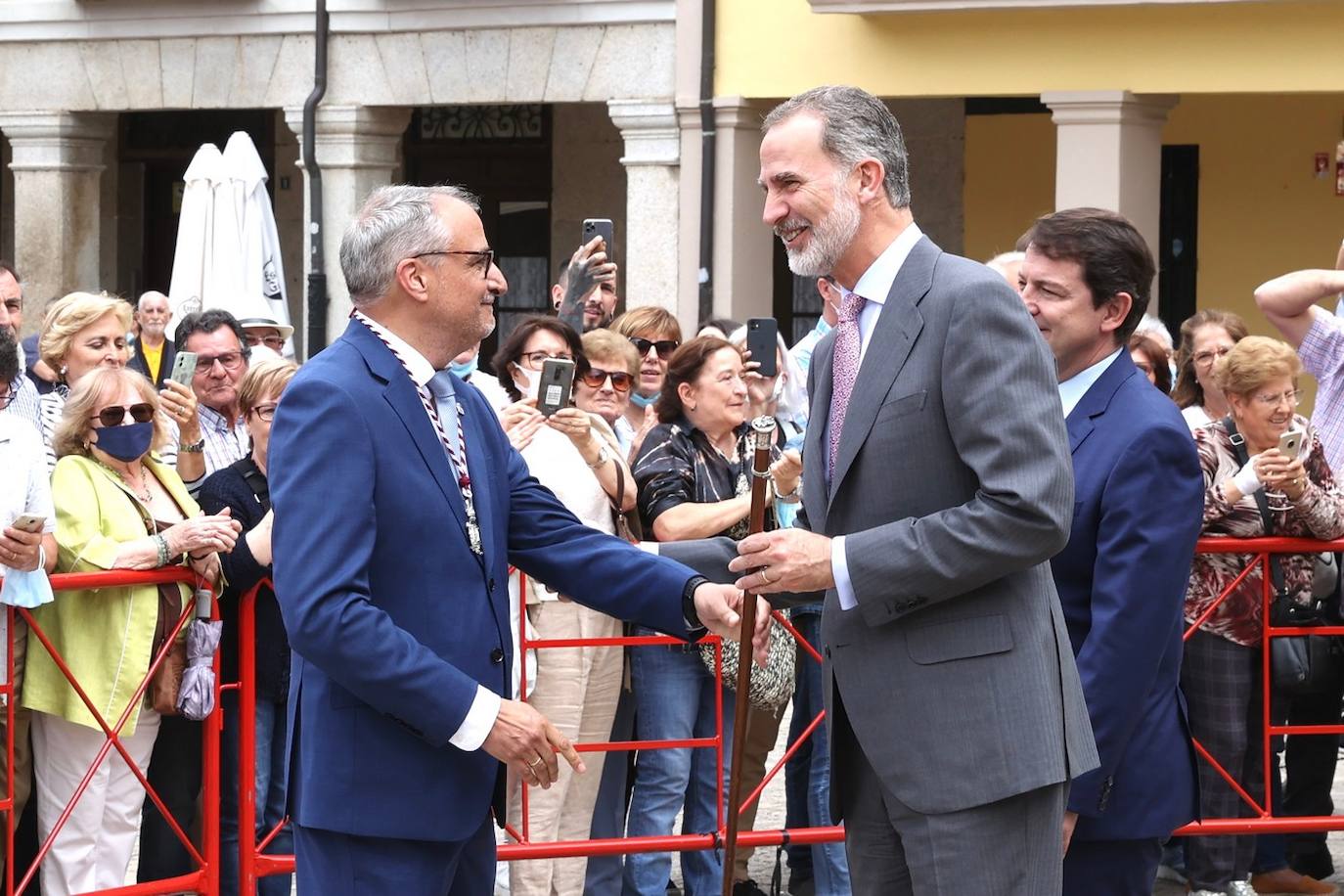 El rey Felipe VI recibió hoy un caluroso baño de multitudes en su visita a Ponferrada, donde cientos de personas se agolparon en la plaza del Ayuntamiento para saludar al monarca a su entrada al Consistorio. Entre aplausos y vivas a la Corona y acompañado, entre otros, por el ministro de Universidades, Joan Subirats, y por el presidente de la Junta, Alfonso Fernández Mañueco, Felipe VI se acercó a estrechar las manos de los congregados antes de estampar su rúbrica en el Libro de Honor del Consistorio. Estas son las fotos inéditas de la visita, las realizadas por el fotógrafo de la Casa Real. 