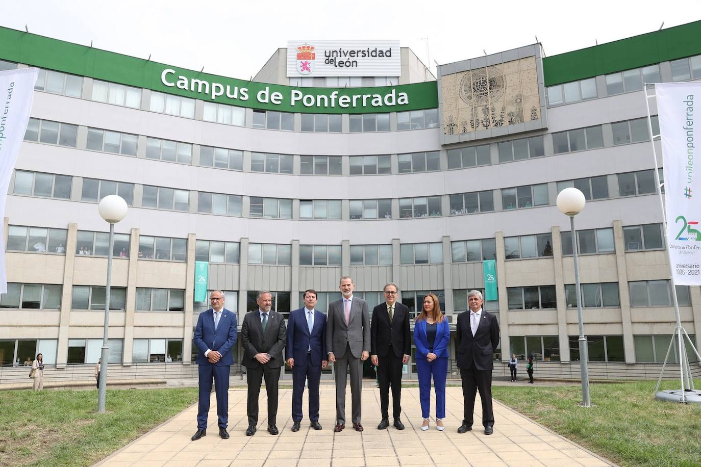 El rey Felipe VI recibió hoy un caluroso baño de multitudes en su visita a Ponferrada, donde cientos de personas se agolparon en la plaza del Ayuntamiento para saludar al monarca a su entrada al Consistorio. Entre aplausos y vivas a la Corona y acompañado, entre otros, por el ministro de Universidades, Joan Subirats, y por el presidente de la Junta, Alfonso Fernández Mañueco, Felipe VI se acercó a estrechar las manos de los congregados antes de estampar su rúbrica en el Libro de Honor del Consistorio. Estas son las fotos inéditas de la visita, las realizadas por el fotógrafo de la Casa Real. 
