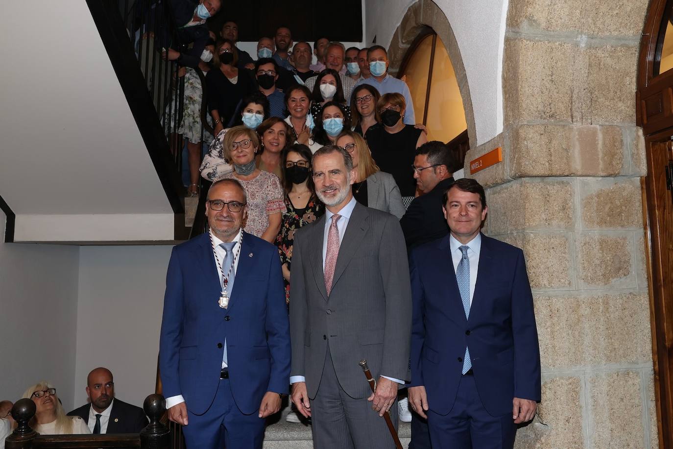 El rey Felipe VI recibió hoy un caluroso baño de multitudes en su visita a Ponferrada, donde cientos de personas se agolparon en la plaza del Ayuntamiento para saludar al monarca a su entrada al Consistorio. Entre aplausos y vivas a la Corona y acompañado, entre otros, por el ministro de Universidades, Joan Subirats, y por el presidente de la Junta, Alfonso Fernández Mañueco, Felipe VI se acercó a estrechar las manos de los congregados antes de estampar su rúbrica en el Libro de Honor del Consistorio. Estas son las fotos inéditas de la visita, las realizadas por el fotógrafo de la Casa Real. 