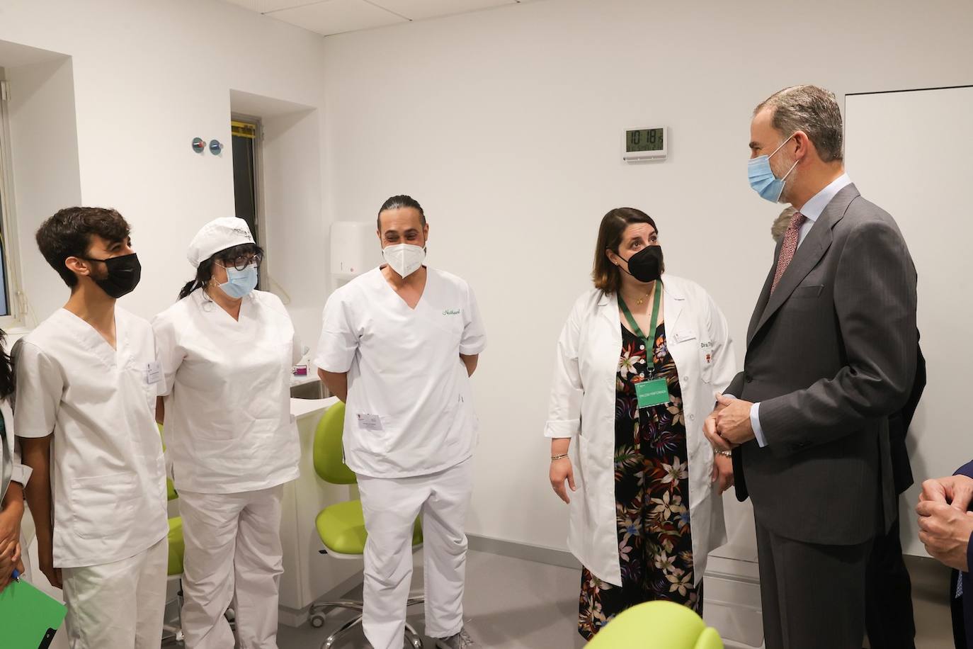 El rey Felipe VI recibió hoy un caluroso baño de multitudes en su visita a Ponferrada, donde cientos de personas se agolparon en la plaza del Ayuntamiento para saludar al monarca a su entrada al Consistorio. Entre aplausos y vivas a la Corona y acompañado, entre otros, por el ministro de Universidades, Joan Subirats, y por el presidente de la Junta, Alfonso Fernández Mañueco, Felipe VI se acercó a estrechar las manos de los congregados antes de estampar su rúbrica en el Libro de Honor del Consistorio. Estas son las fotos inéditas de la visita, las realizadas por el fotógrafo de la Casa Real. 