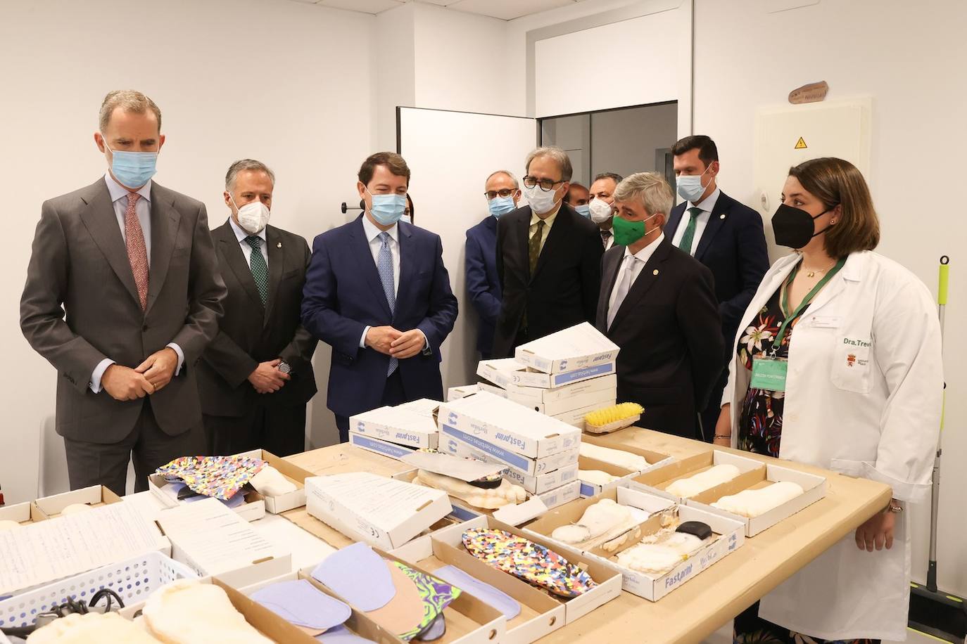 El rey Felipe VI recibió hoy un caluroso baño de multitudes en su visita a Ponferrada, donde cientos de personas se agolparon en la plaza del Ayuntamiento para saludar al monarca a su entrada al Consistorio. Entre aplausos y vivas a la Corona y acompañado, entre otros, por el ministro de Universidades, Joan Subirats, y por el presidente de la Junta, Alfonso Fernández Mañueco, Felipe VI se acercó a estrechar las manos de los congregados antes de estampar su rúbrica en el Libro de Honor del Consistorio. Estas son las fotos inéditas de la visita, las realizadas por el fotógrafo de la Casa Real. 