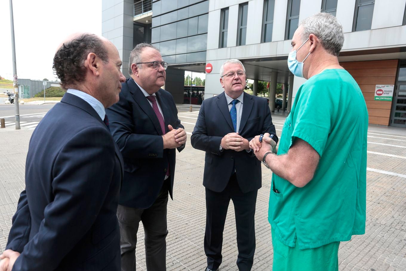 El consejero de Sanidad, Alejandro Vázquez, asiste a la presentación del nuevo director gerente del Complejo Asistencial Universitario de León, Alfonso Rodríguez-Hevia. 
