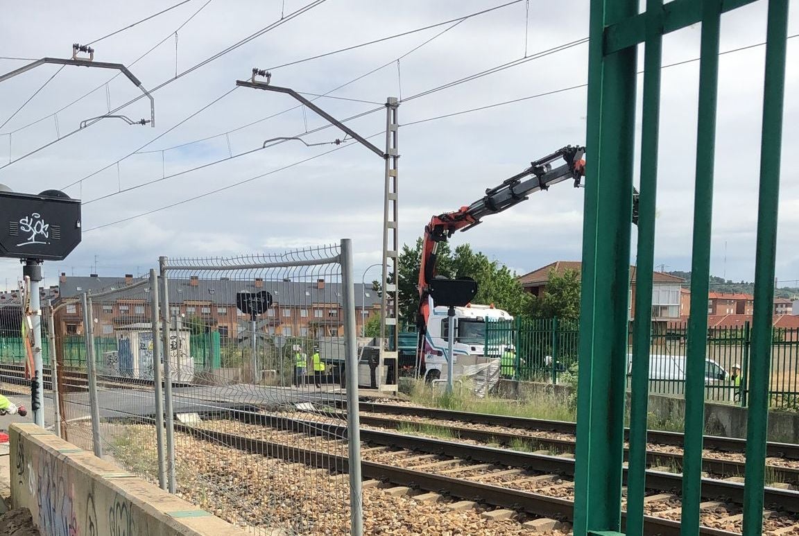 La no integración ferroviaria de San Andrés acaba en bloques de hormigón y cierre de pasos a nivel. Adif cierra los pasos a nivel para vehículos y peatones con bloques de cemento y vallas en los pasos a nivel para vehículos y peatones de las calles El Viento, La Pontona y Camino Pradillo. La medida impide a los vecinos el acceso directo al CRE desde el área de Espacio León y cierra el camino a Villabalter. 