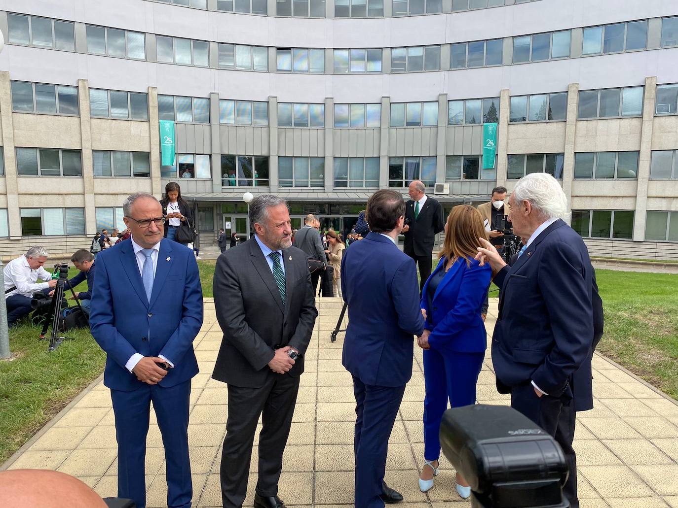 Felipe VI revivindica a El Bierzo en una visita histórica. El monarca llega a la capital del Bierzo 25 años después de que pisara la misma tierra como príncipe. El rey preside el acto de clausura del XXV Aniversario del Campus de Ponferrada de la Universidad de León.