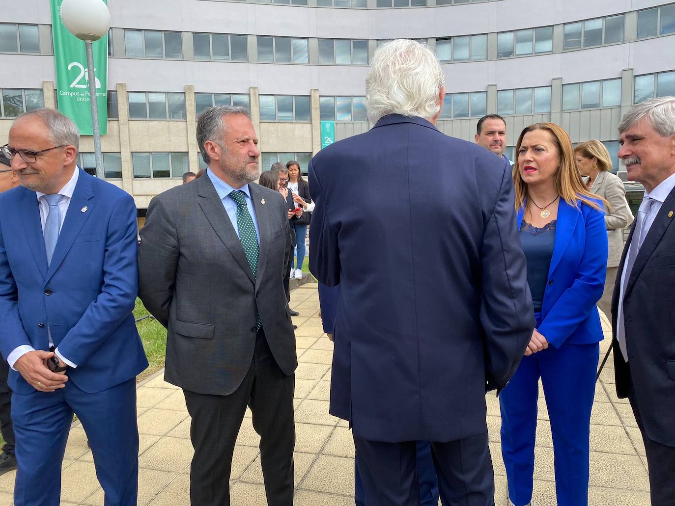 Felipe VI revivindica a El Bierzo en una visita histórica. El monarca llega a la capital del Bierzo 25 años después de que pisara la misma tierra como príncipe. El rey preside el acto de clausura del XXV Aniversario del Campus de Ponferrada de la Universidad de León.