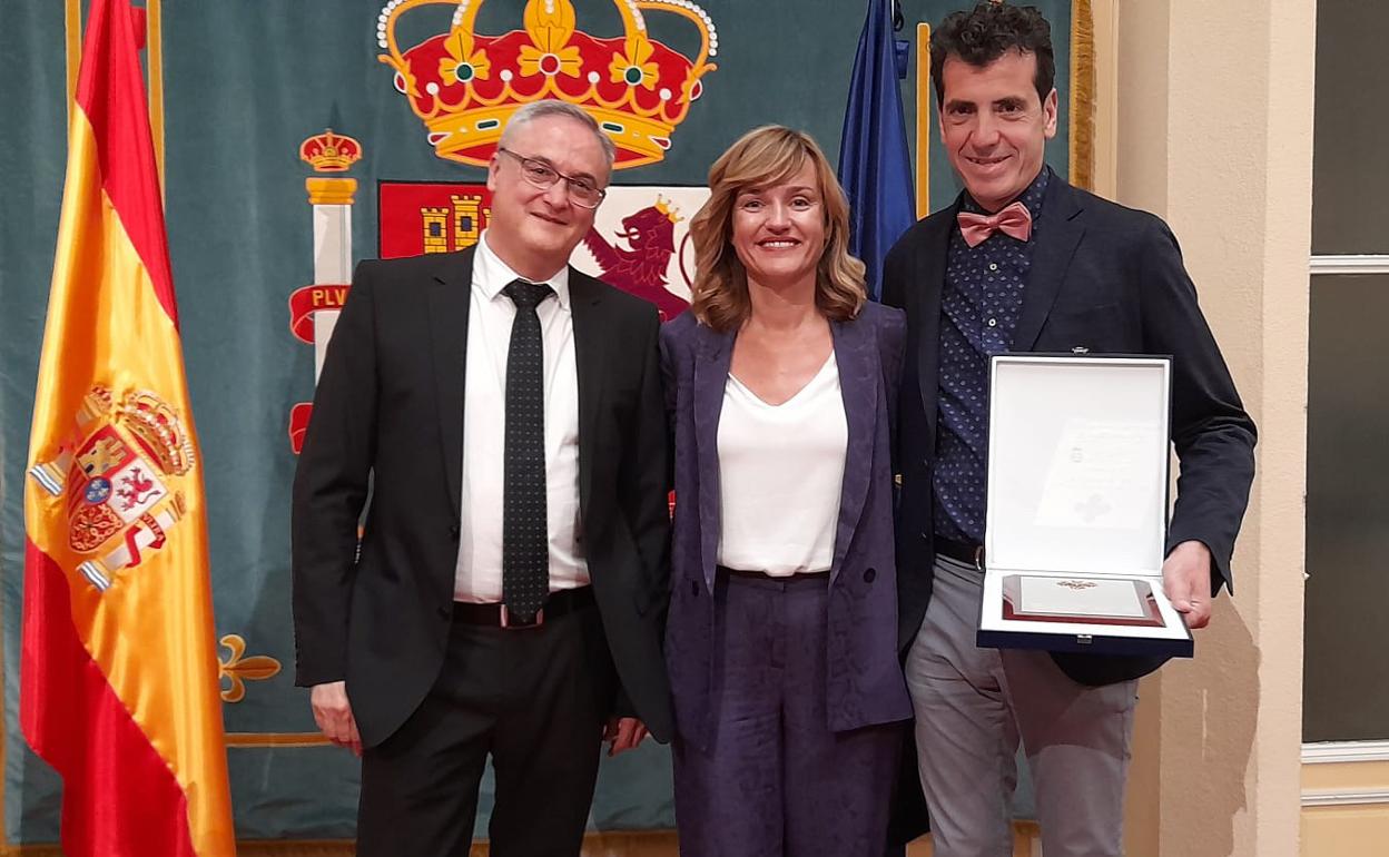 Valentín Sanz Rojo, Pilar Alegría y Manuel Rodríguez Rodríguez durante la recepción del reconocimento