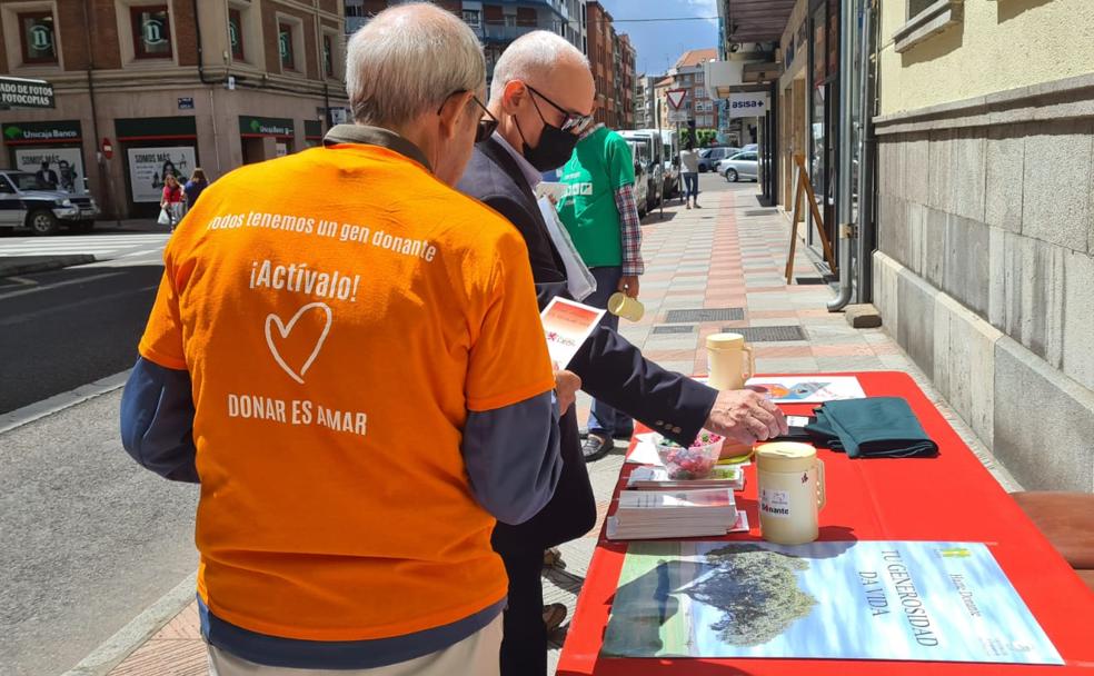 Un ciudadano deposita su donativo en la mesa petitoria con motivo del Día Mundial del Donante,