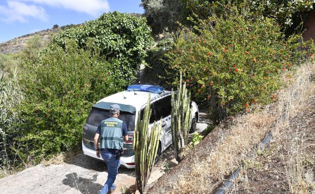 gentes de la Guardia Civil trasladaron al presunto asesino al lugar de los hechos. 