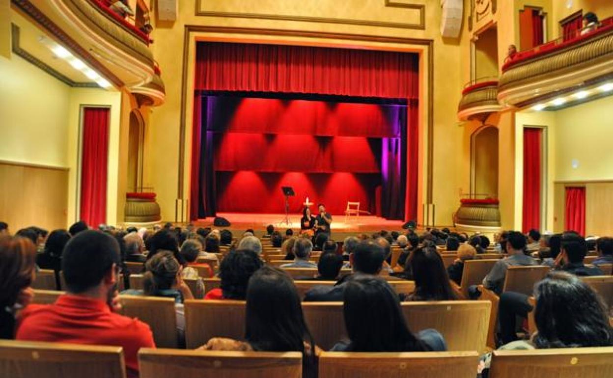 Teatro Municipal de La Bañeza, uno de los que recibirá la ayuda de la Junta.