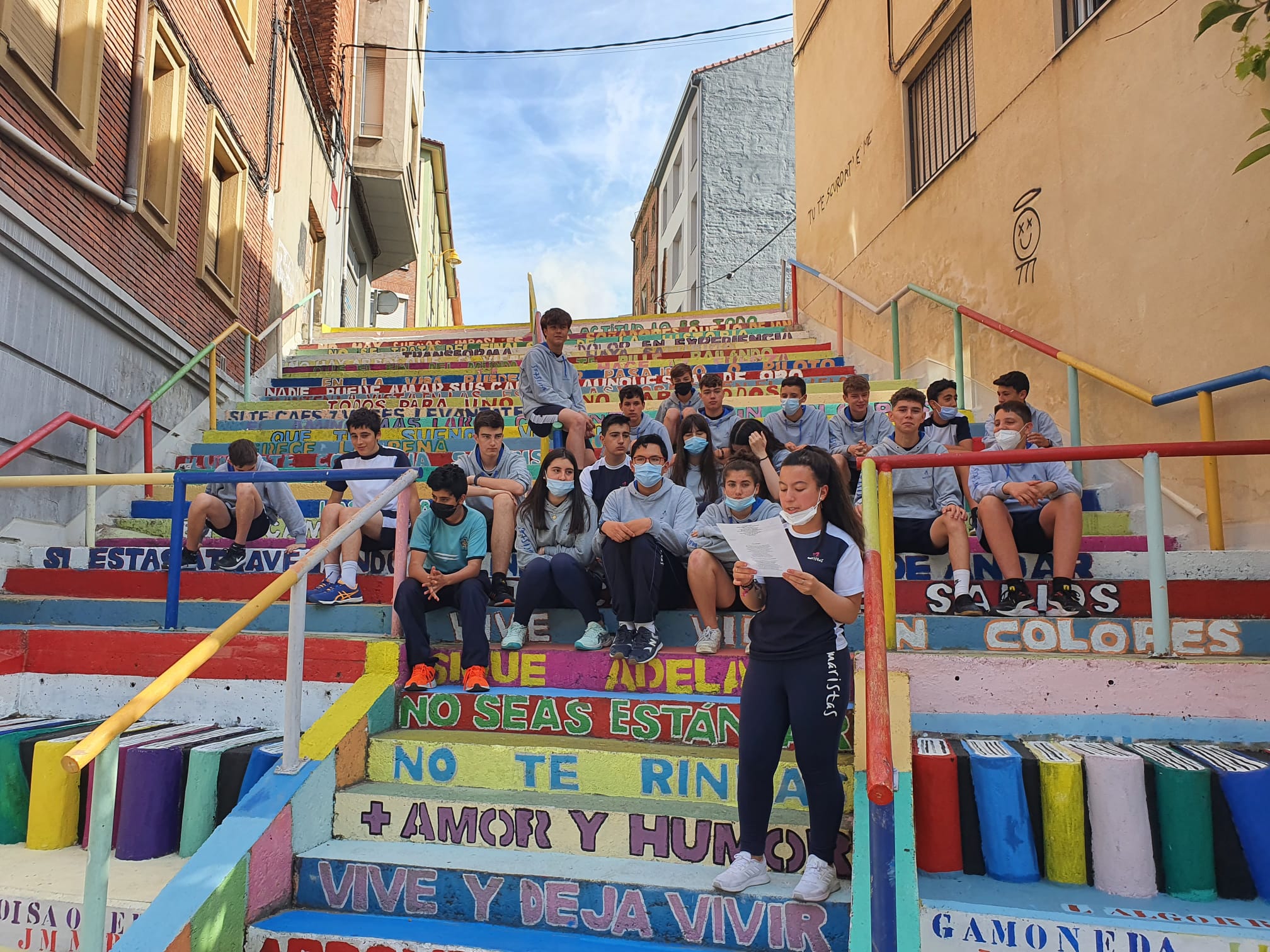 Los estudiantes del colegio Maristas San José vuelven a dar vida a la ciudad entonando versos del poeta leonés Toño Morala. 