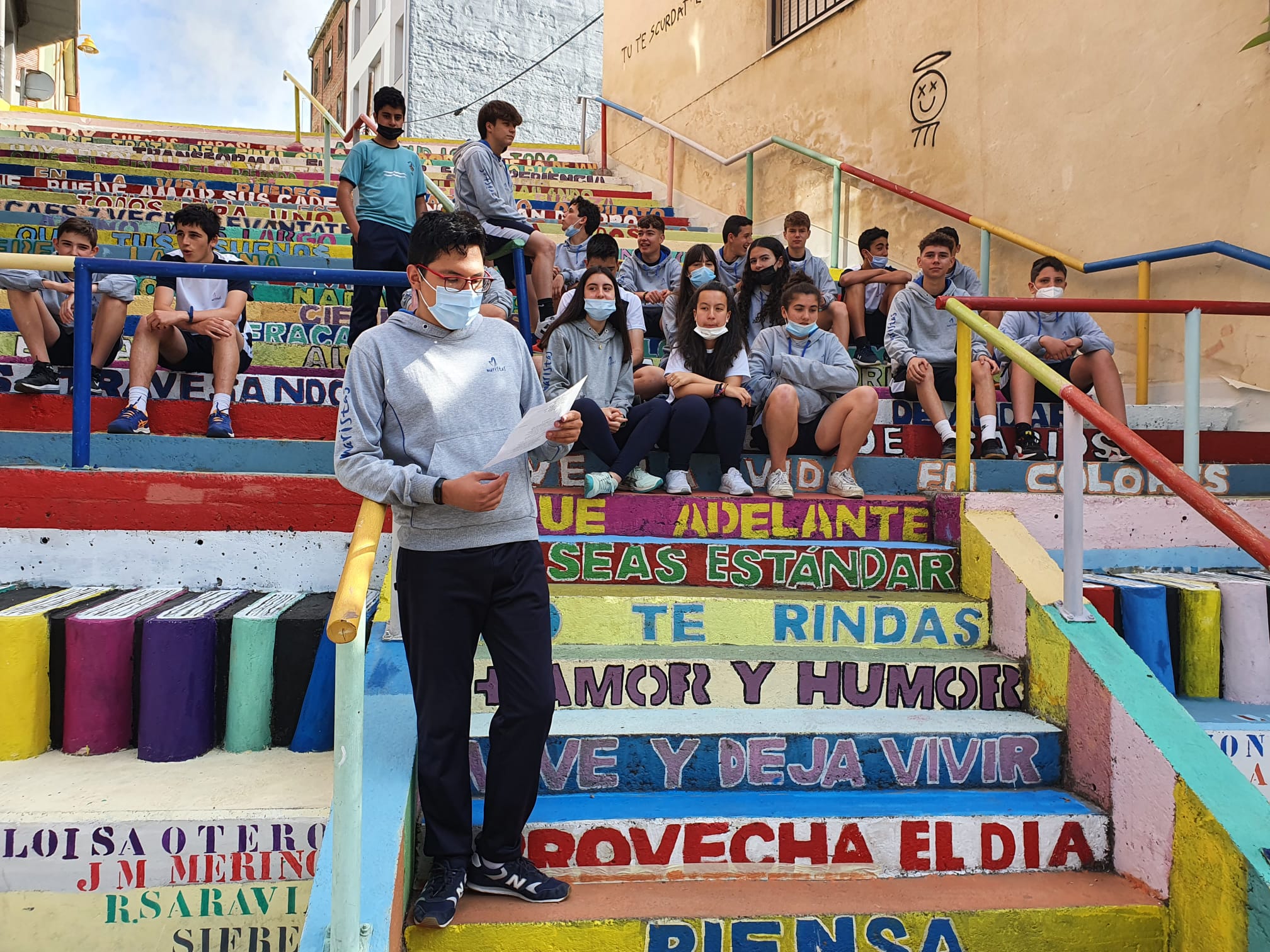 Los estudiantes del colegio Maristas San José vuelven a dar vida a la ciudad entonando versos del poeta leonés Toño Morala. 