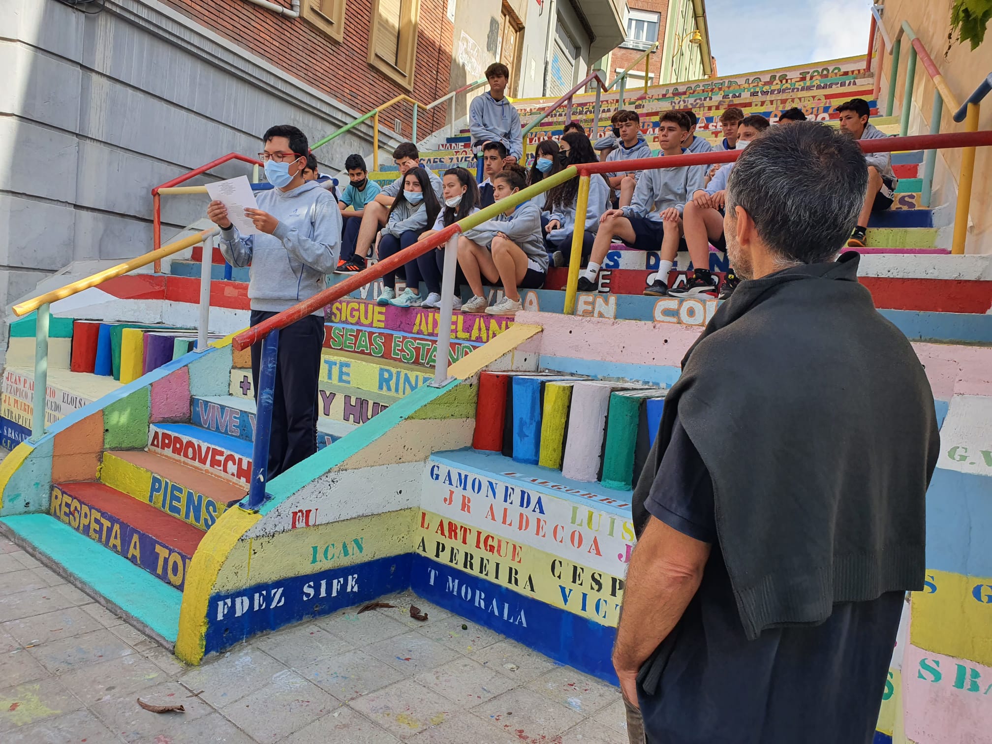 Los estudiantes del colegio Maristas San José vuelven a dar vida a la ciudad entonando versos del poeta leonés Toño Morala. 