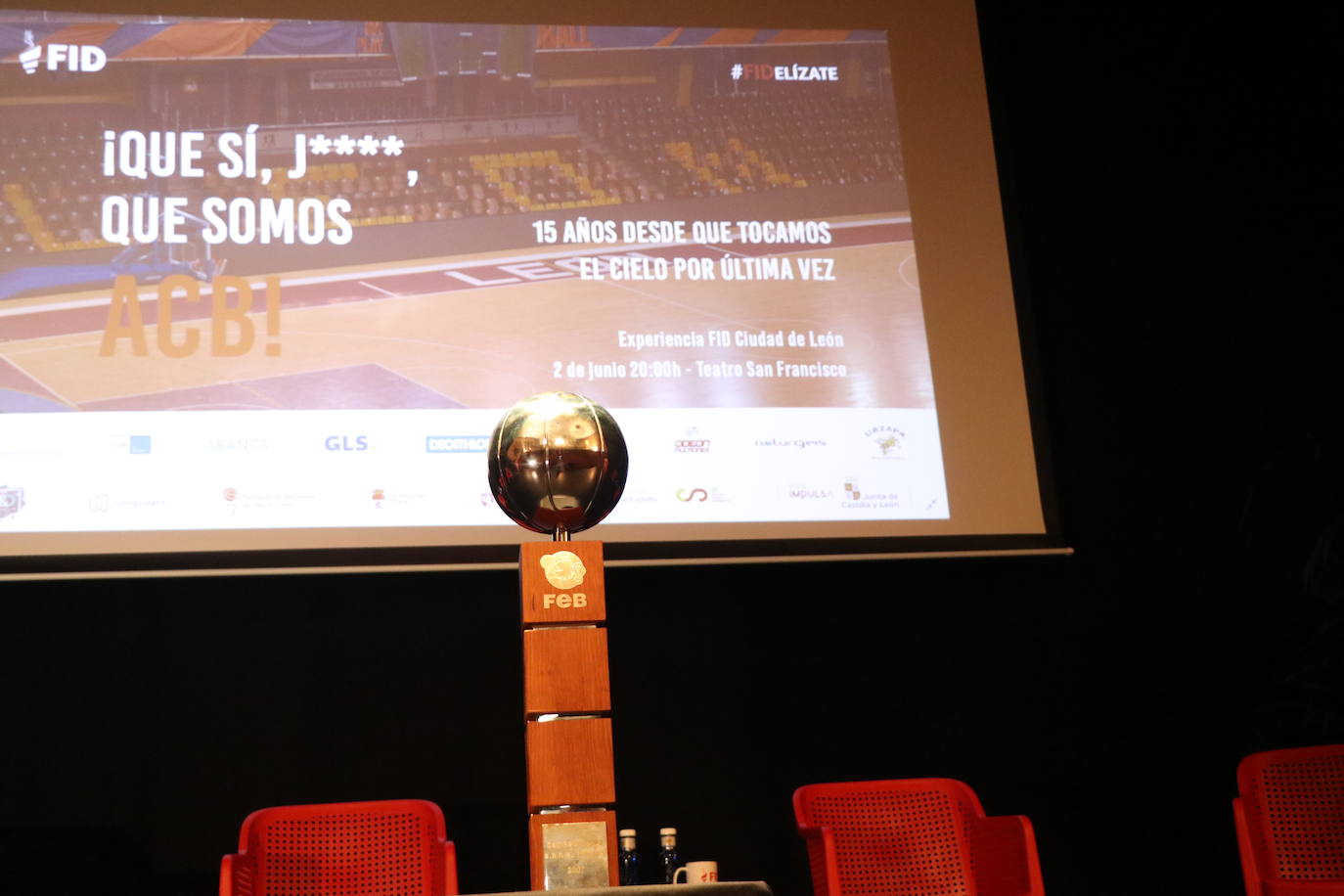 La experiencia FID rinde homenaje a los integrantes del Baloncesto León en el Teatro San Francisco. 