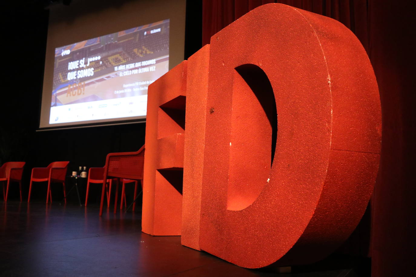 La experiencia FID rinde homenaje a los integrantes del Baloncesto León en el Teatro San Francisco. 