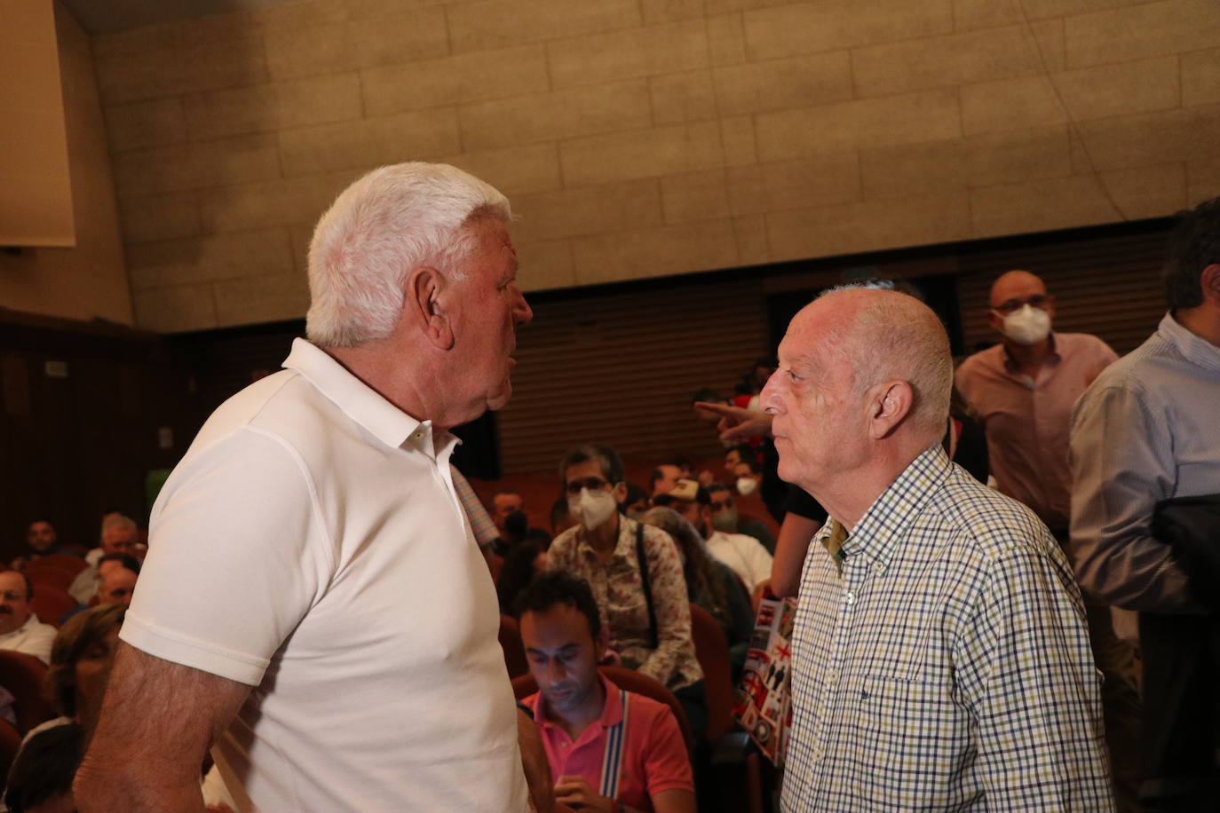 La experiencia FID rinde homenaje a los integrantes del Baloncesto León en el Teatro San Francisco. 