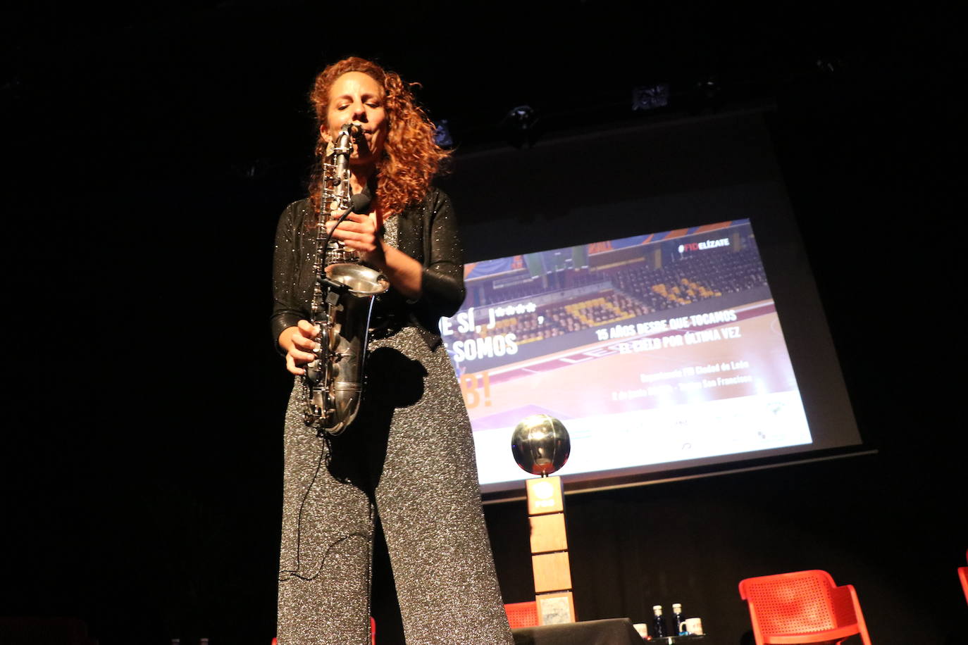 La experiencia FID rinde homenaje a los integrantes del Baloncesto León en el Teatro San Francisco. 