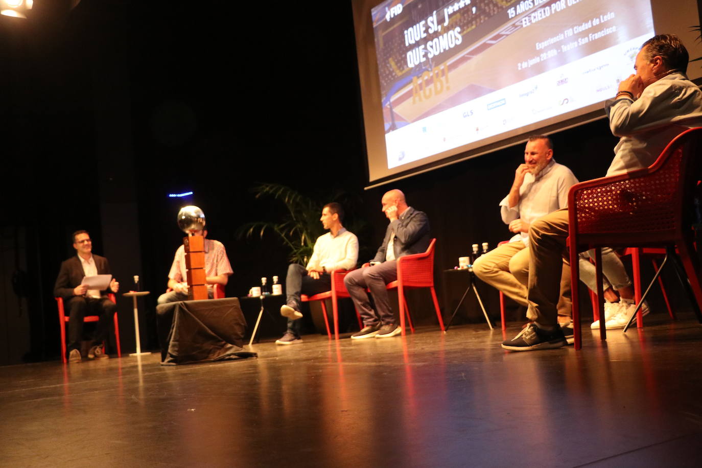 La experiencia FID rinde homenaje a los integrantes del Baloncesto León en el Teatro San Francisco. 