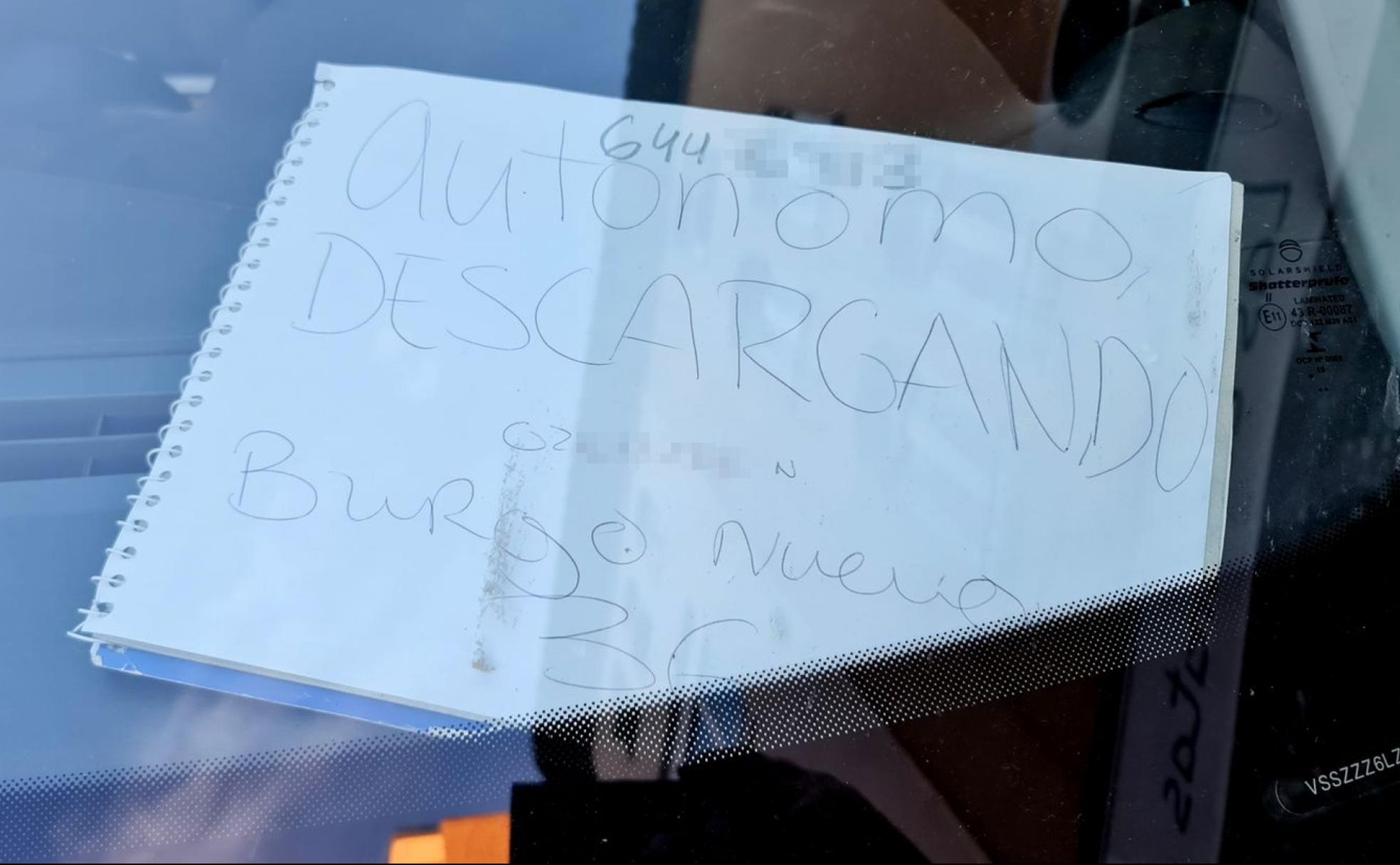 Mensaje en un vehículo particular en la calle Gil y Carrasco para evitar pagar la ORA. 