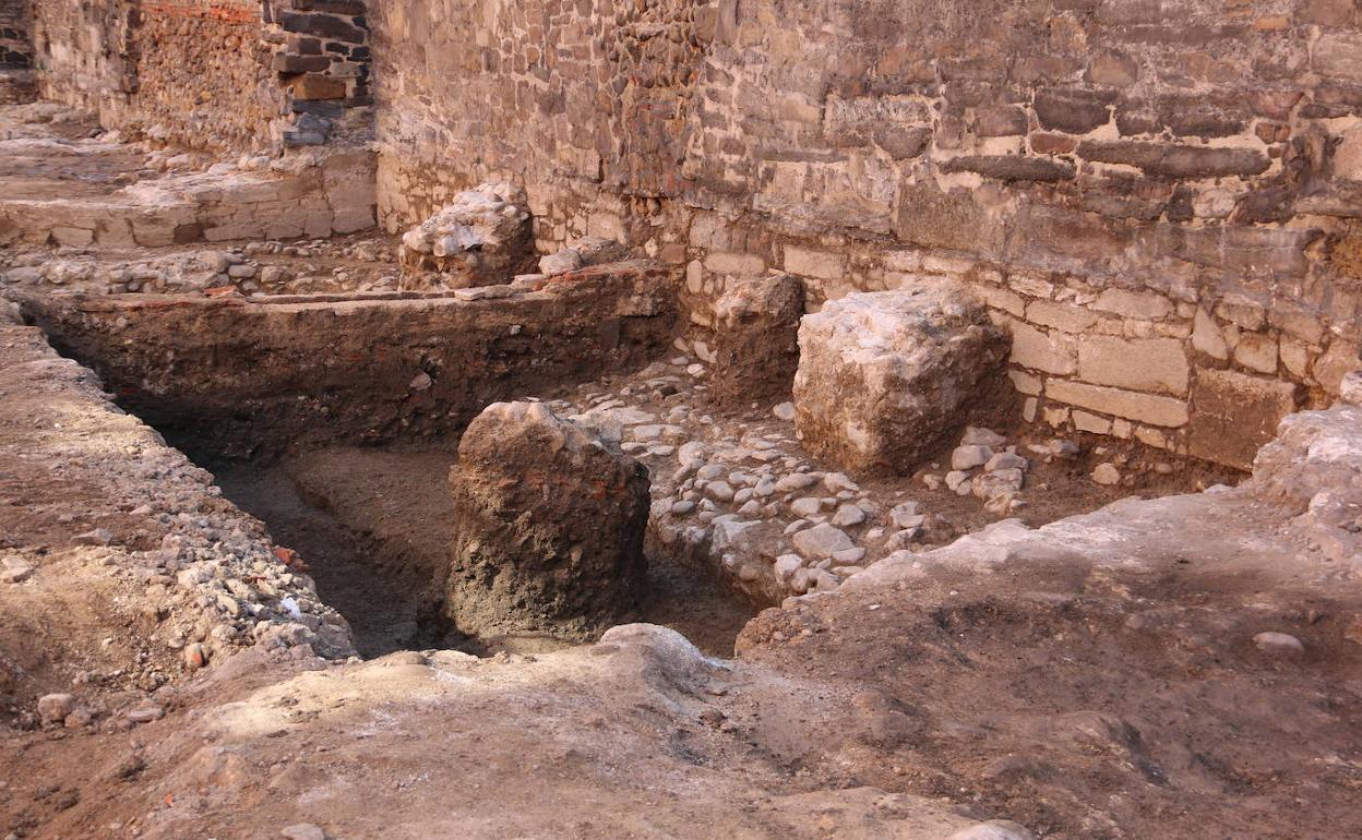 Restos aparecidos tras las excavaciones para peatonalizar dichas calles.