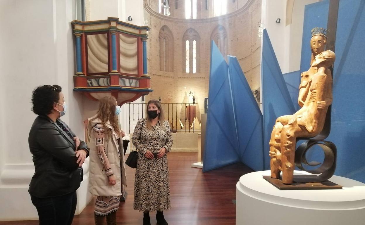 Visita de la delegada de la Junta, junto con la alcaldesa de Sahagún, a la exposición.