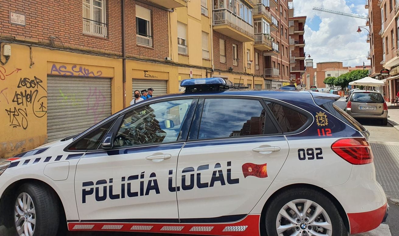 Un fuga de gas en una vivienda obliga a cortar la calle Batalla de Clavijo en León capital. Bomberos de León tuvo que intervenir en el lugar para comprobar el grado de la fuga. La empresa suministradora cortó el flujo de gas y sus técnicos revisarán la instalación. 