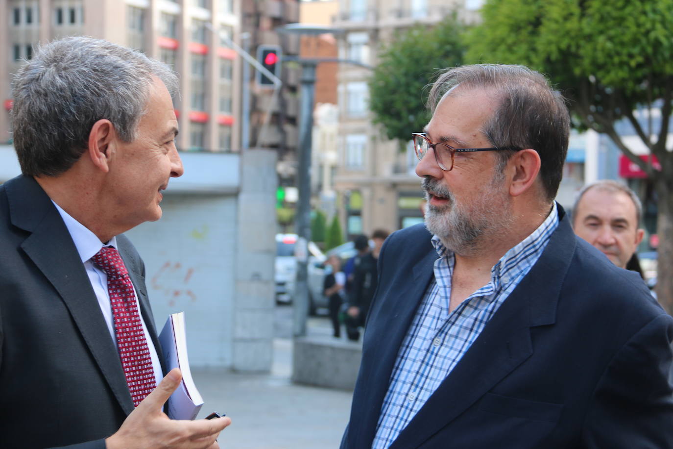 El IES Juan del Enzina acoge la puesta de largo de 'Ven y mira', un libro de los periodistas Esther Bajo y Joaquín Revuelta que recupera la historia del Cine Club Universitario de León | José Luis Rodríguez Zapatero firma el prólogo de un libro que permite «saborear la amistad y el amor»