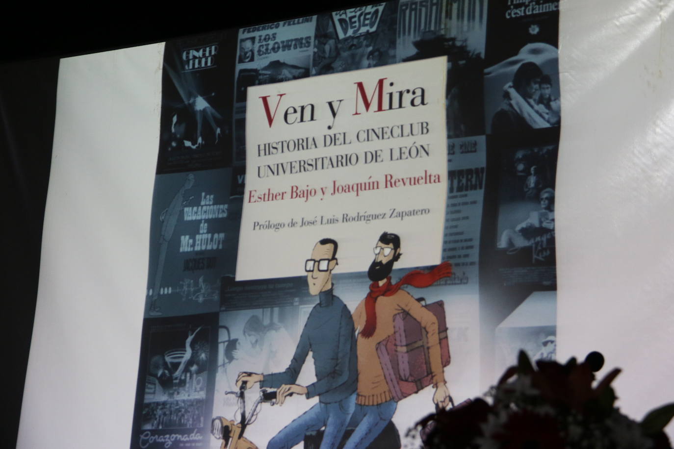 El IES Juan del Enzina acoge la puesta de largo de 'Ven y mira', un libro de los periodistas Esther Bajo y Joaquín Revuelta que recupera la historia del Cine Club Universitario de León | José Luis Rodríguez Zapatero firma el prólogo de un libro que permite «saborear la amistad y el amor»