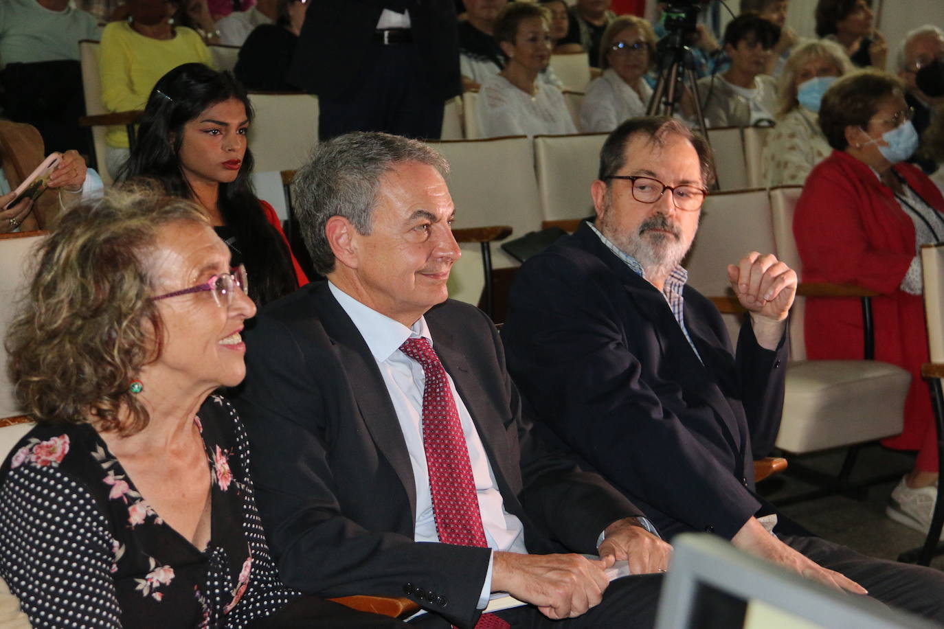 El IES Juan del Enzina acoge la puesta de largo de 'Ven y mira', un libro de los periodistas Esther Bajo y Joaquín Revuelta que recupera la historia del Cine Club Universitario de León | José Luis Rodríguez Zapatero firma el prólogo de un libro que permite «saborear la amistad y el amor»