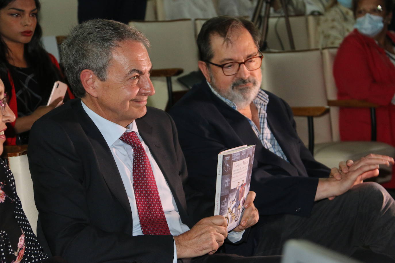 El IES Juan del Enzina acoge la puesta de largo de 'Ven y mira', un libro de los periodistas Esther Bajo y Joaquín Revuelta que recupera la historia del Cine Club Universitario de León | José Luis Rodríguez Zapatero firma el prólogo de un libro que permite «saborear la amistad y el amor»