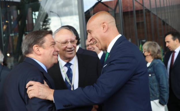 El alcalde de León, José Antonio Diez saluda al Ministro de Agricultura, Pesca y Alimentación, Luis Planas ene l XV Congreso Nacional Comunidad de Regantes, celebrado en León. 