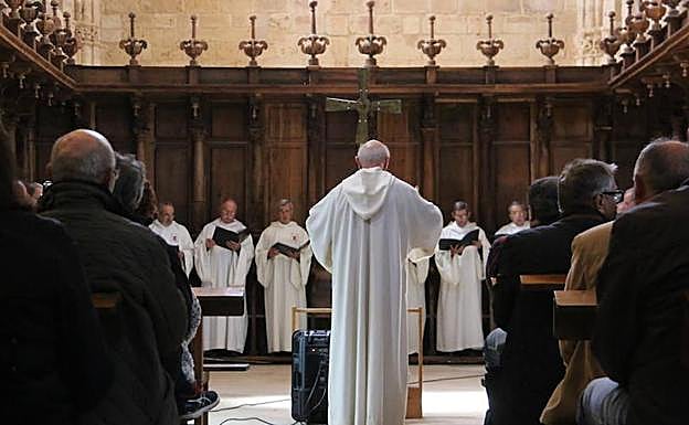 El coro Císter de Sandoval rinde homenaje a su fundador, Víctor Ferrero.