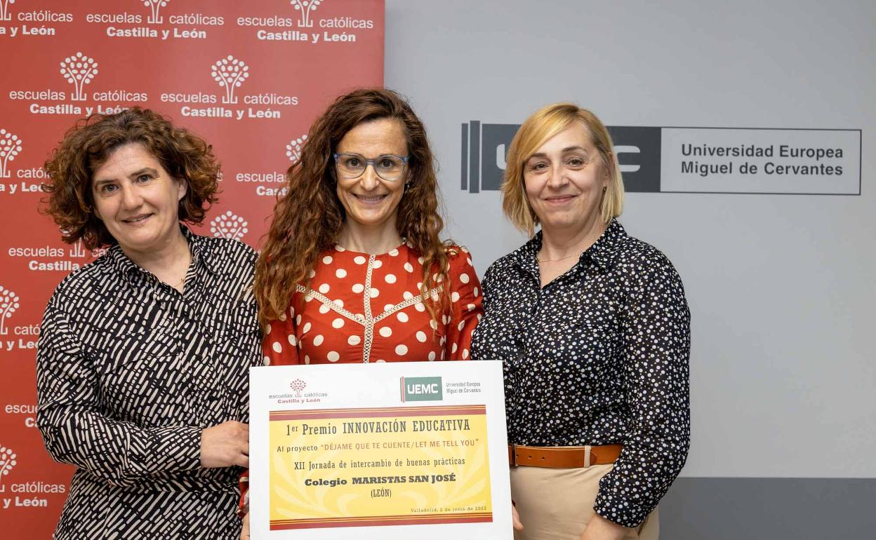 Entrega del remio en el certamen de Buenas Prácticas Docentes de Innovación Educativa al colegio Maristas San José. 